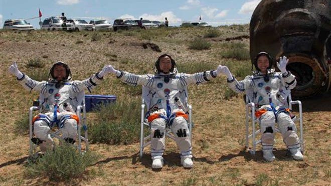 chinese astronauts wave.jpg